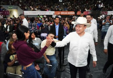 Disminuye Gobernador Durazo deserción escolar en Sonora con entrega de becas a estudiantes